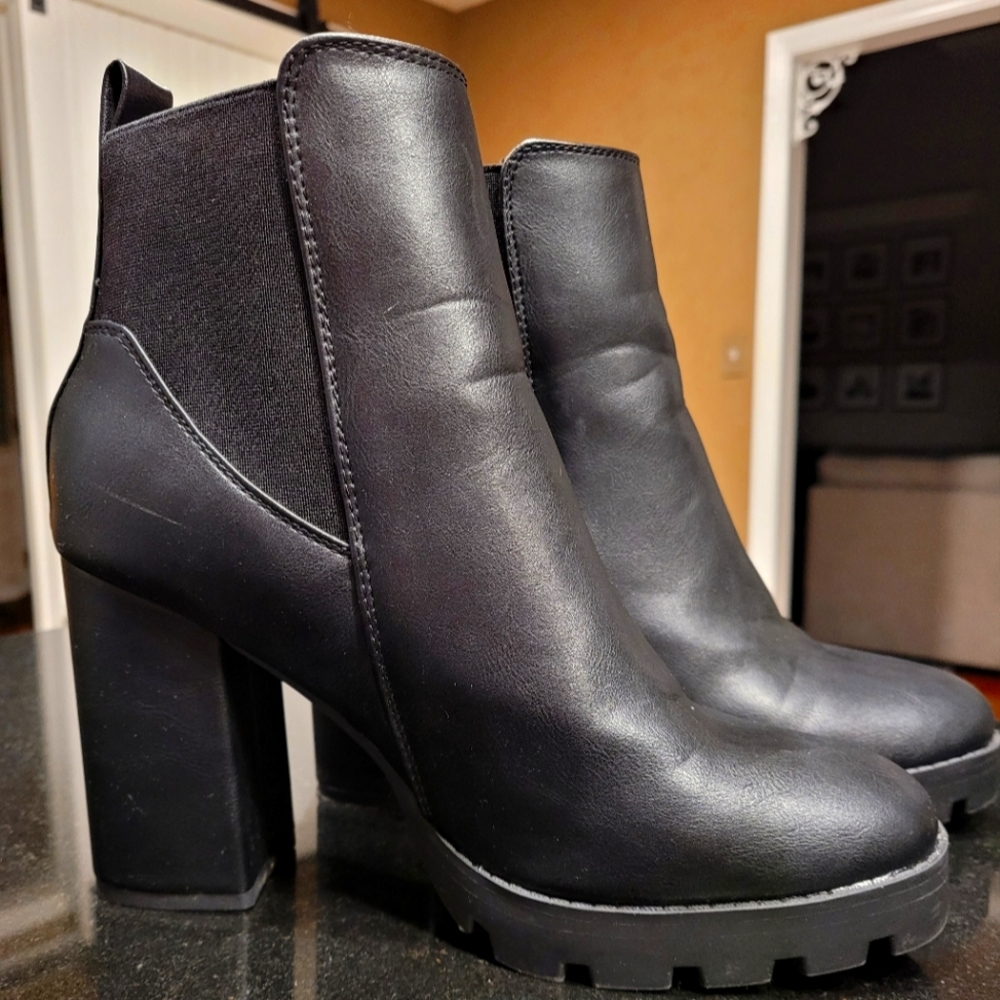 Lug Sole Chelsea Black Boots Size 9